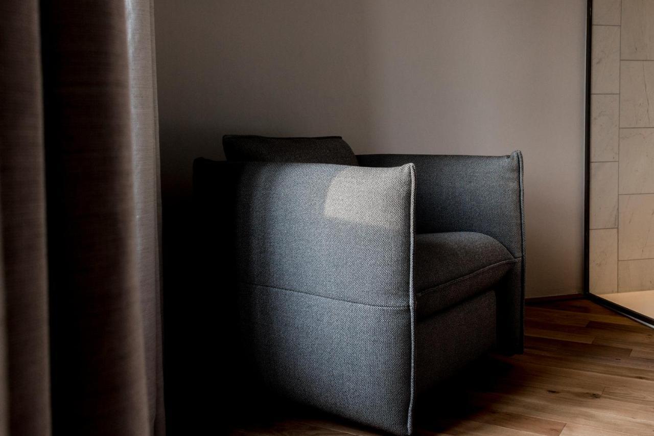 Kai 36 - Hotel Zwischen Fels Und Fluss Грац Екстериор снимка A chair
