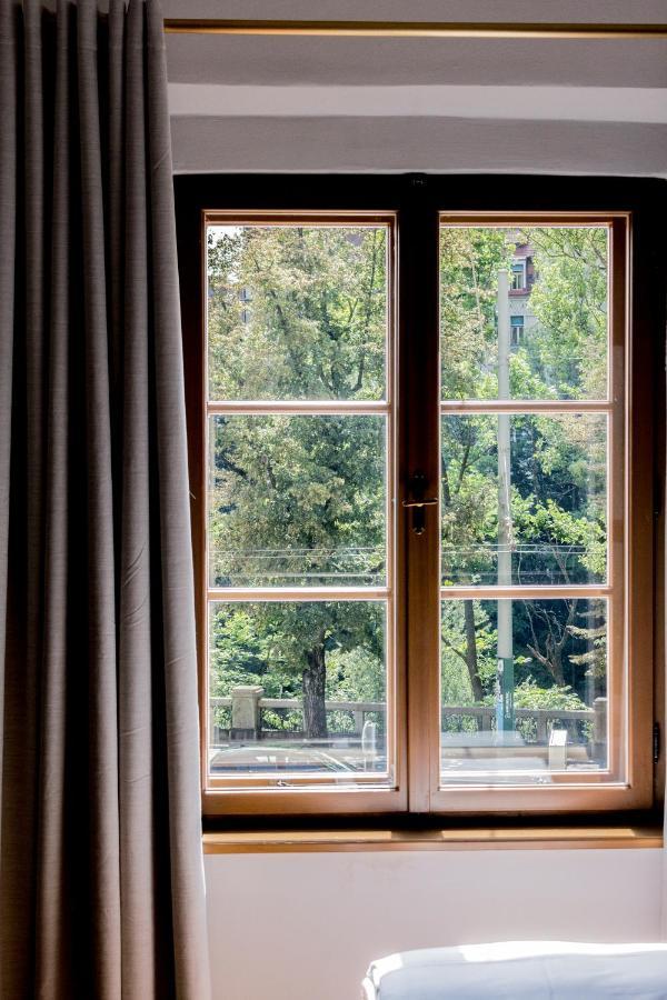 Kai 36 - Hotel Zwischen Fels Und Fluss Грац Екстериор снимка A window with curtains