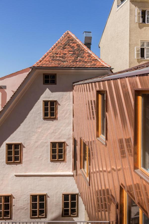 Kai 36 - Hotel Zwischen Fels Und Fluss Грац Екстериор снимка Copper cladding on a house in Regensburg, Germany