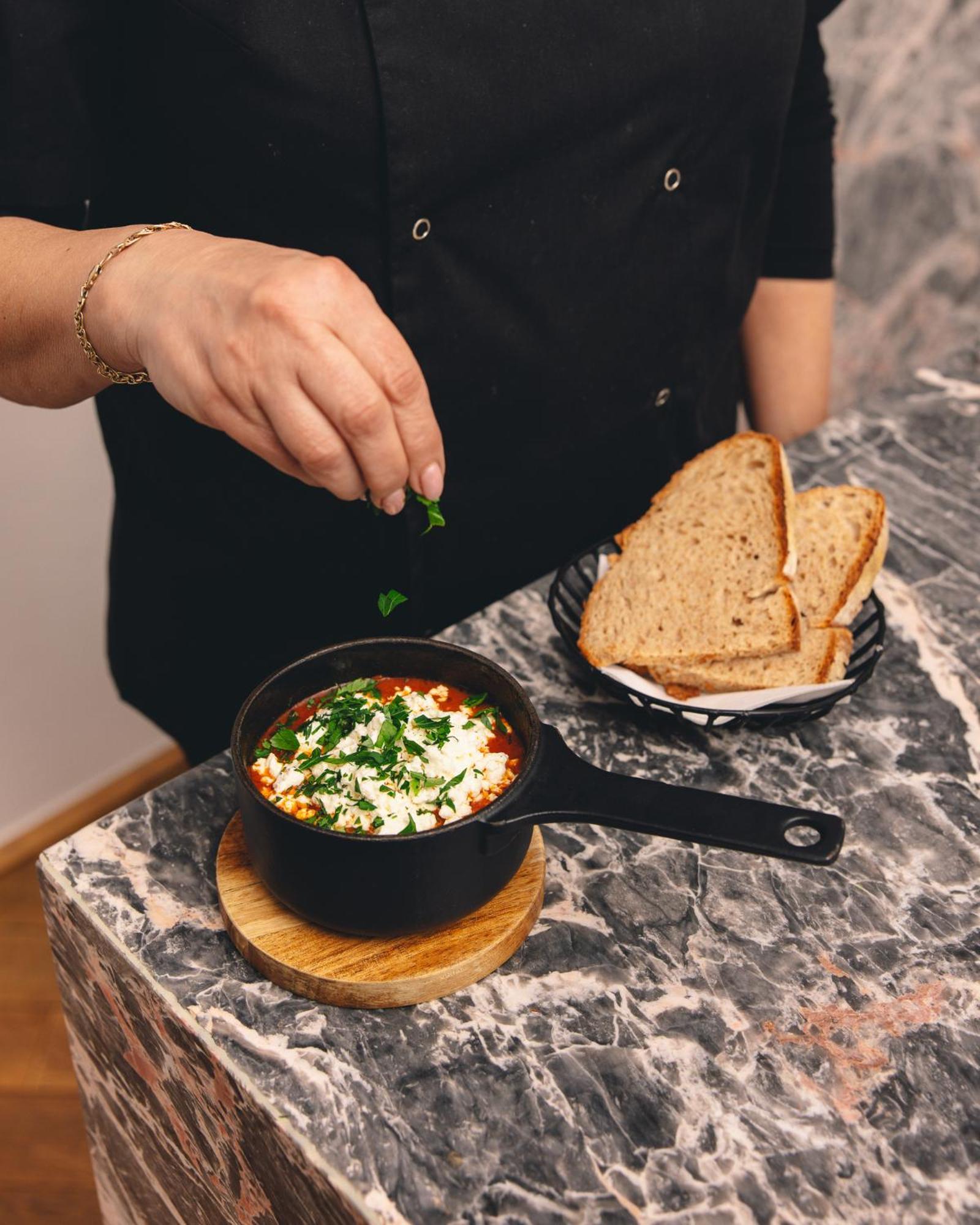 Kai 36 - Hotel Zwischen Fels Und Fluss Грац Екстериор снимка Preparation of a traditional Turkish dish