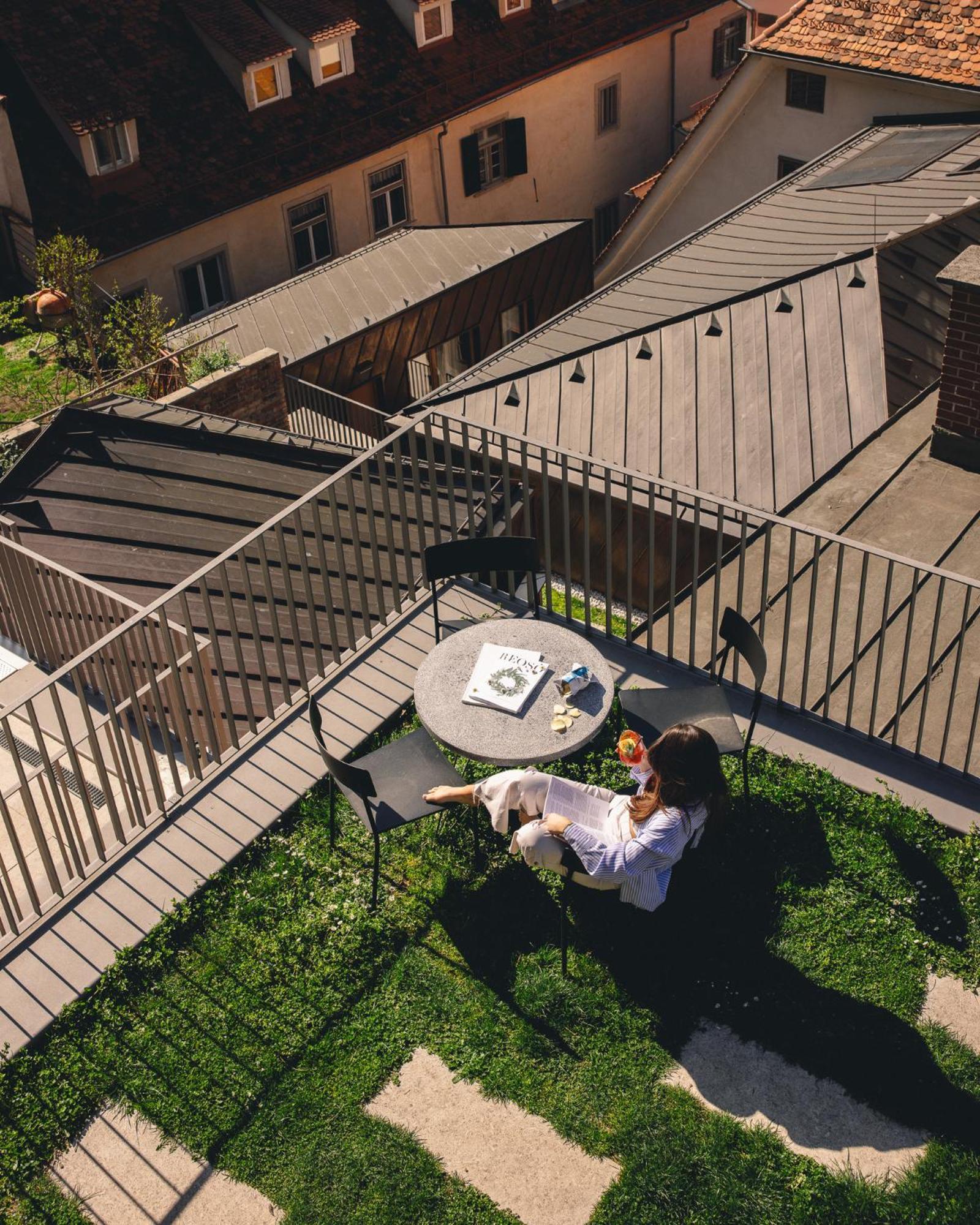 Kai 36 - Hotel Zwischen Fels Und Fluss Грац Екстериор снимка A woman sitting on a balcony