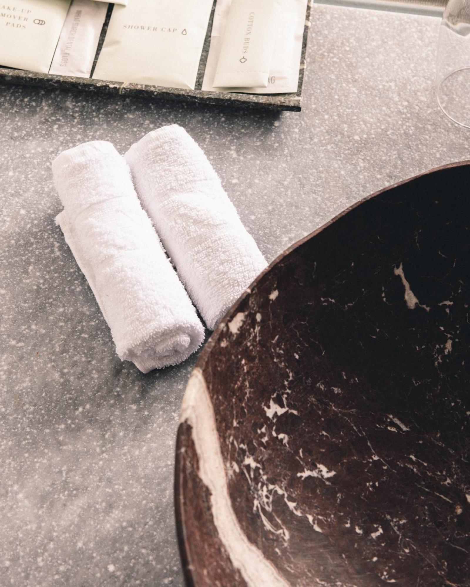 Kai 36 - Hotel Zwischen Fels Und Fluss Грац Екстериор снимка A pair of rolled towels