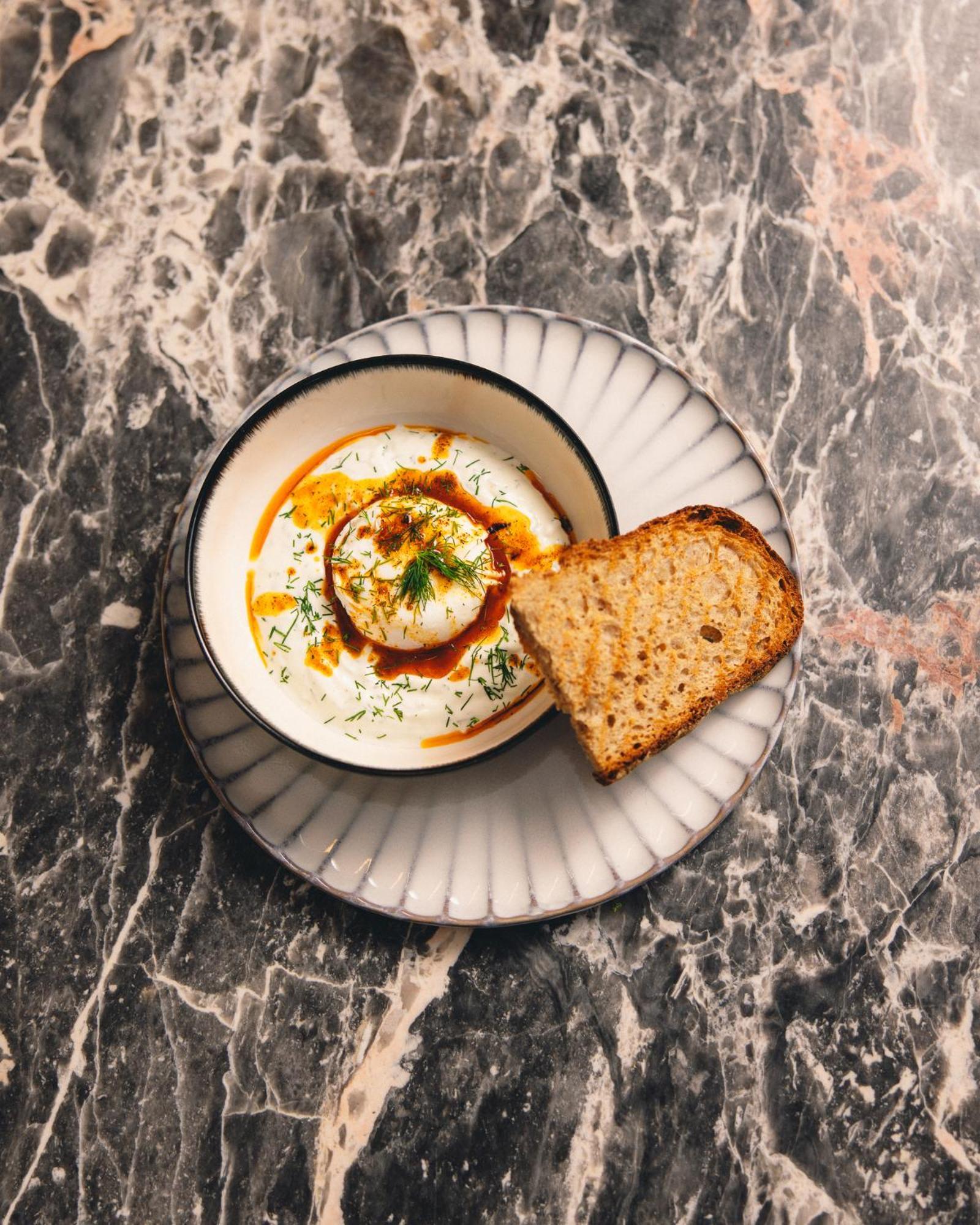 Kai 36 - Hotel Zwischen Fels Und Fluss Грац Екстериор снимка A bowl of Labneh with olive oil and sumac