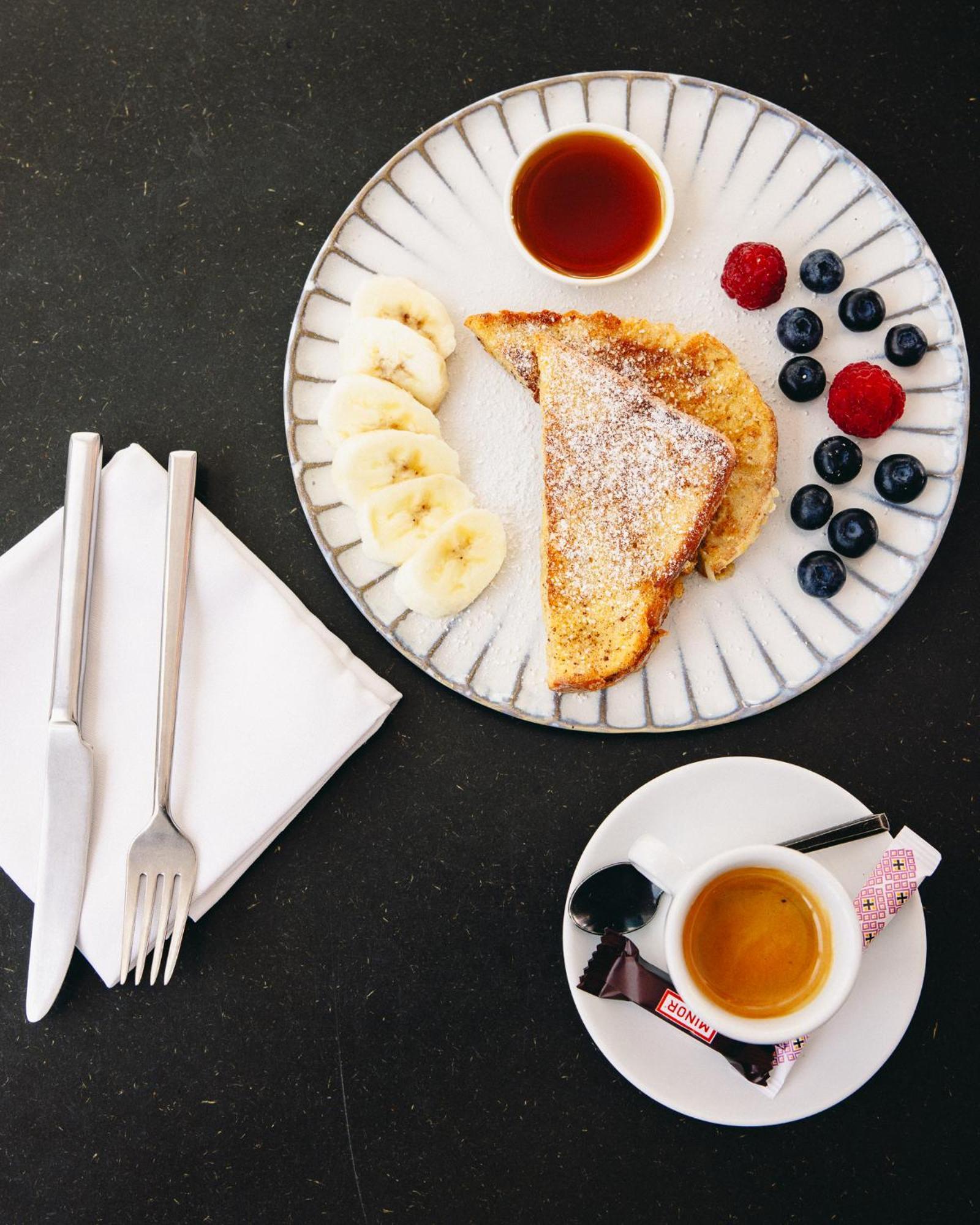 Kai 36 - Hotel Zwischen Fels Und Fluss Грац Екстериор снимка French toast with fruit and tea