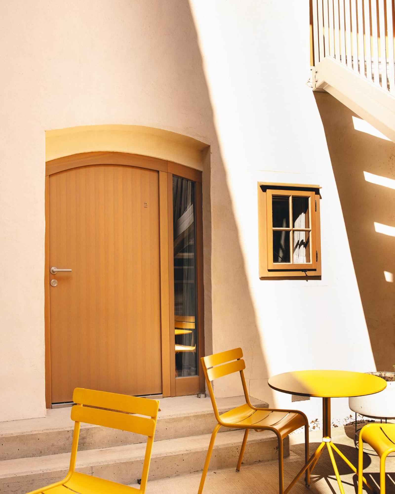 Kai 36 - Hotel Zwischen Fels Und Fluss Грац Екстериор снимка A door